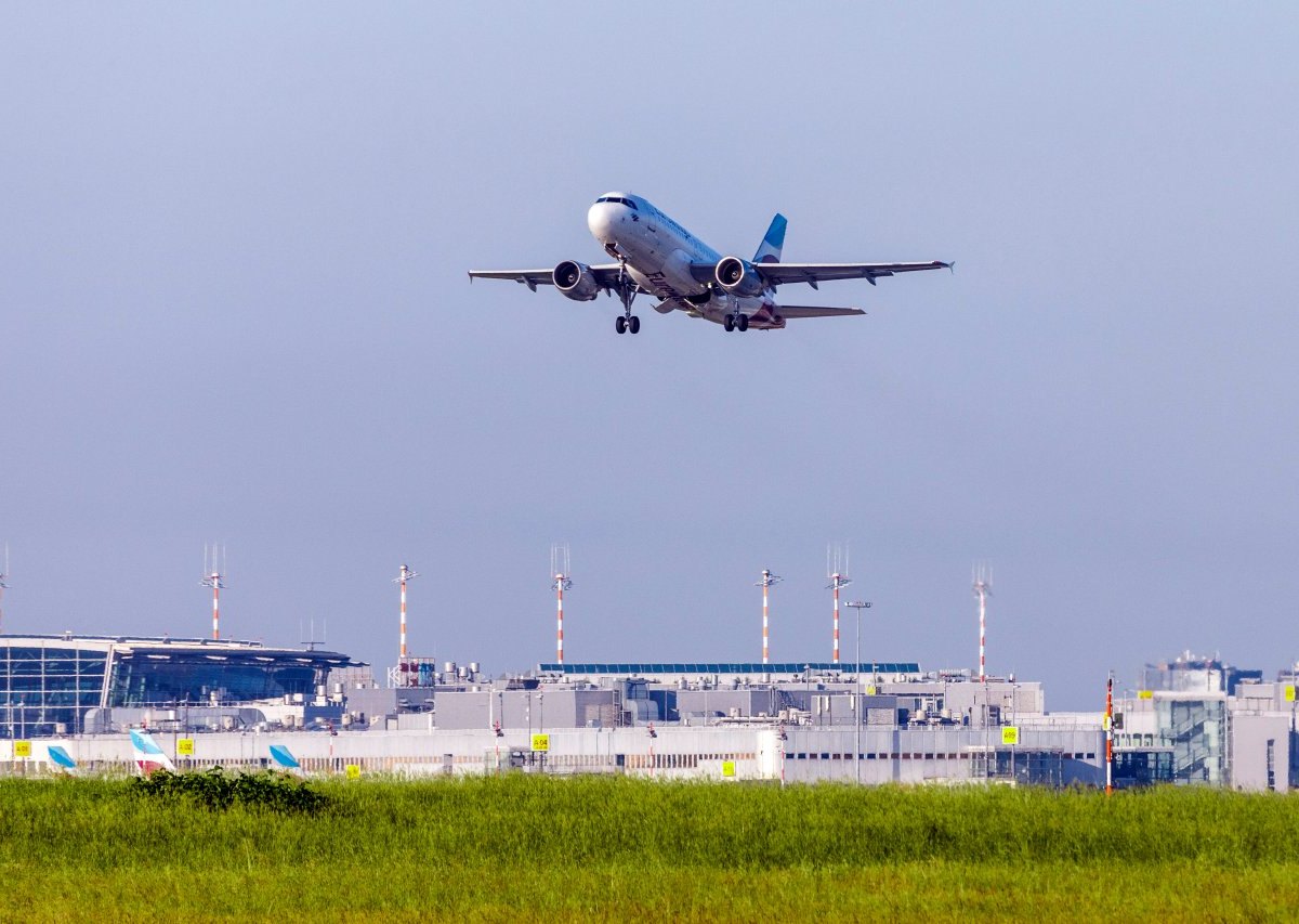 Ein Flugzeug beim Start von einer Startbahn.