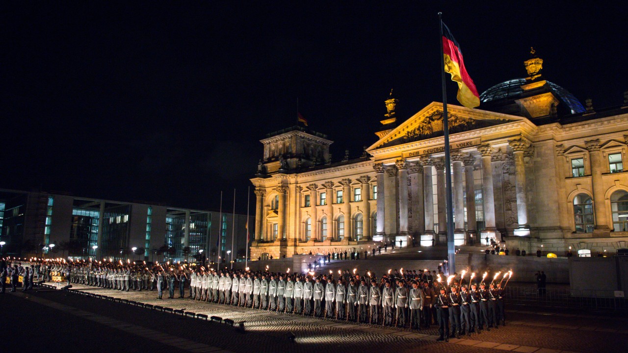 2015 gab es auch schon einen Großen Zapfenstreich vor dem Reichstagsgebäude. 