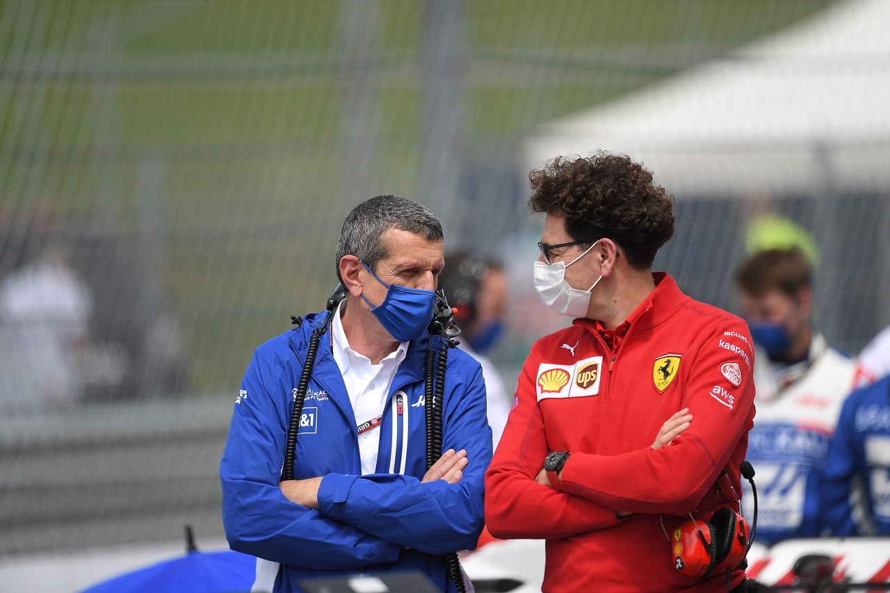 Haas-Boss Günther Steiner und Ferrari-Chef Mattia Binotto