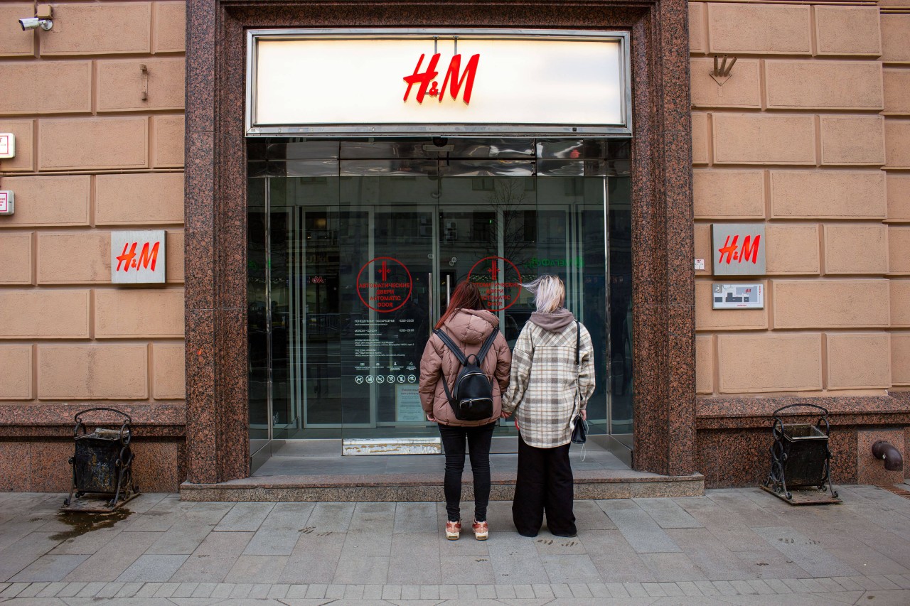 H&M will mehrere Filialen auch in Deutschland schließen. (Symbolbild)