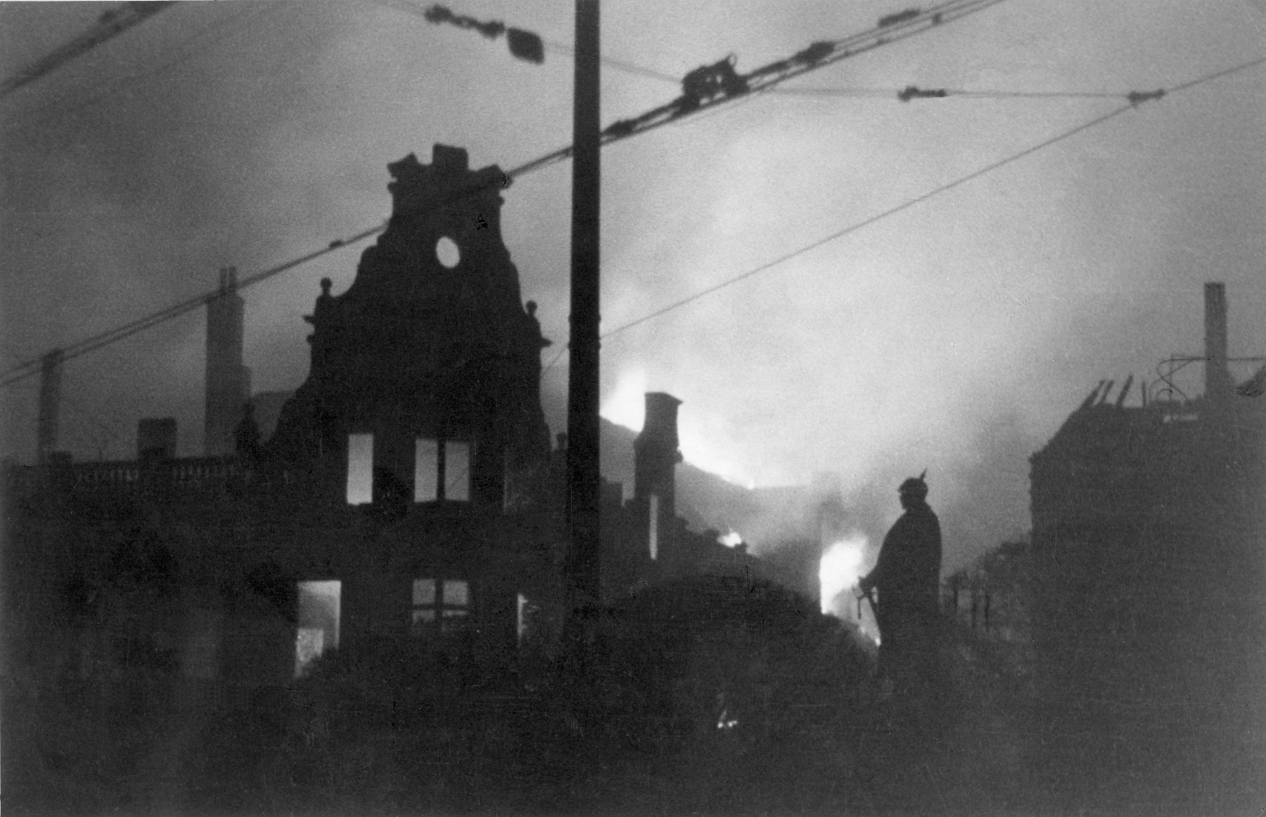 Der Bismarckplatz im Feuersturm 1943.