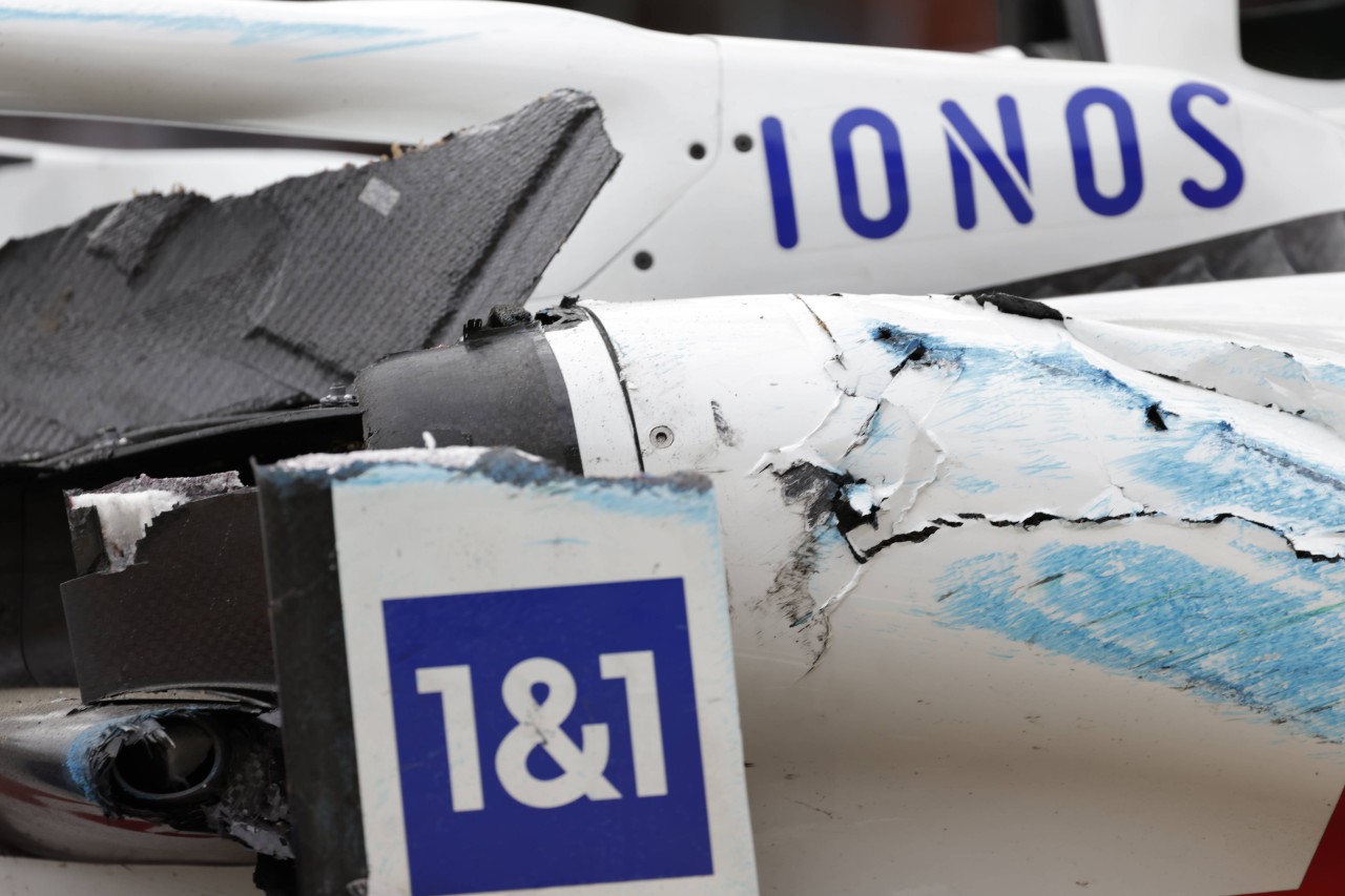 Nach dem Unfall von Mick Schumacher ist das Haas-Auto total demoliert.