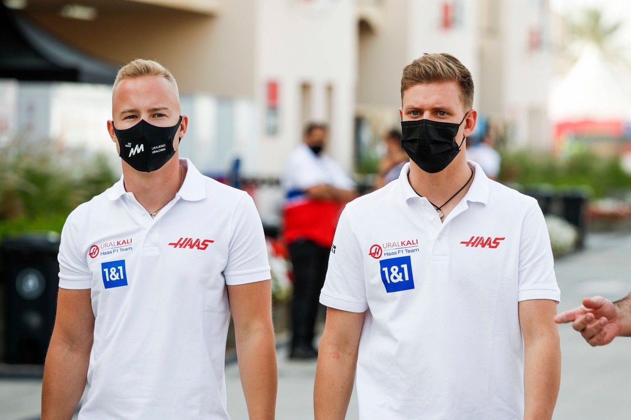 Mick Schumacher und Teamkollege Nikita Mazepin (l.) sollen im ersten Jahr Erfahrung sammeln.