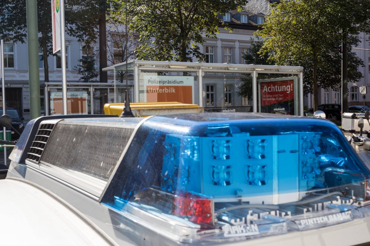 In Gelsenkirchen wird die Polizei für einen Einsatz zu einer Haltestelle gerufen. (Symbolbild)