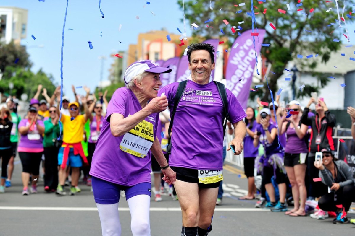 Harriette Thompson (92) hat als älteste Marathonläuferin der Welt den "Suja Rock 'n' Roll San Diego Marathon" absolviert.