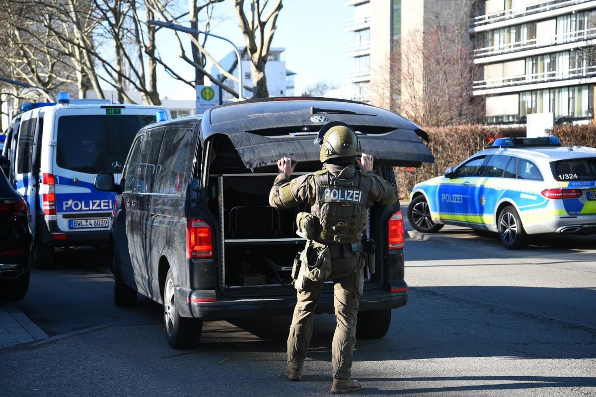 Heidelberg: Auf dem Uni-Campus hat es einen Amoklauf gegeben. Ein Einzeltäter habe am Montagmittag mit einer Langwaffe mehrere Menschen in einem Hörsaal verletzt.