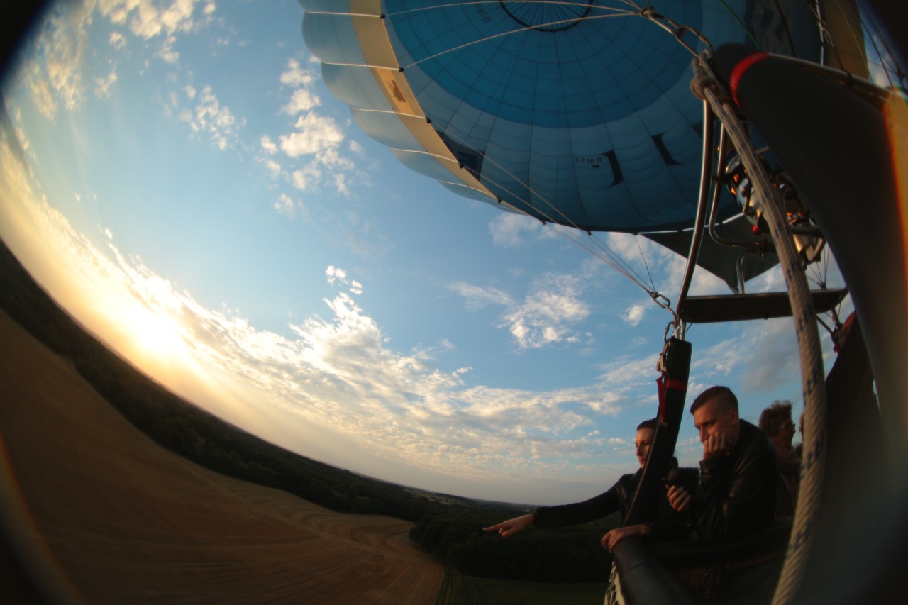 Selbst mit Höhenangst kannst du dich im Heißluftballon an den Korbrand trauen.