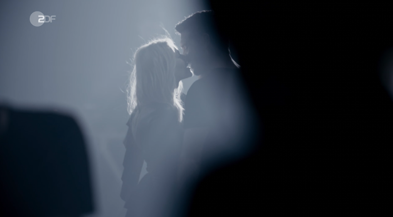Helene Fischer und Thomas Seitel küssen sich vor laufender Kamera.
