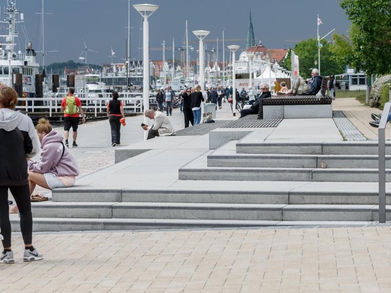 Hell gepflasterte Plätze und gestufte Zugänge, auf denen auch gesessen werden kann, sind die Kennzeichen der neugestalteten Travepromenade in Travemünde.