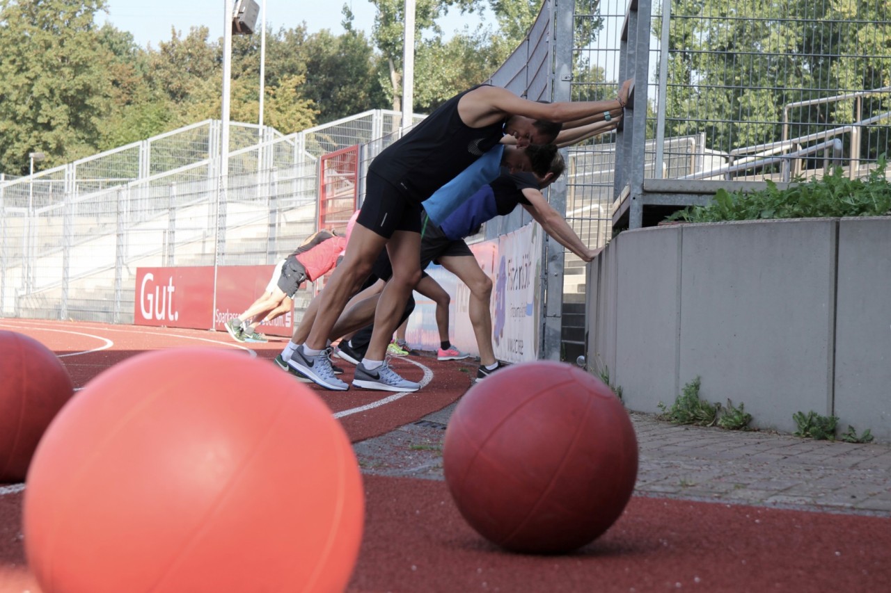 Hendrik Pfeiffer (in schwarz) wird nach seiner Achillessehnen-Operation vorsichtig ans Training herangeführt.