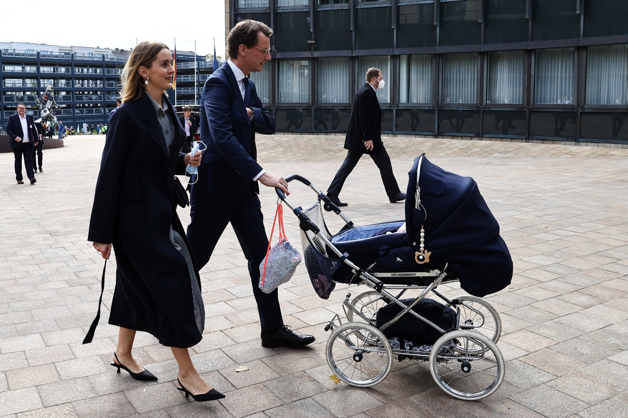 Hendrik Wüst kommt in Begleitung seiner Ehefrau Katharina zum Landtag, schiebt dabei den Kinderwagen mit Baby Philippa. 
