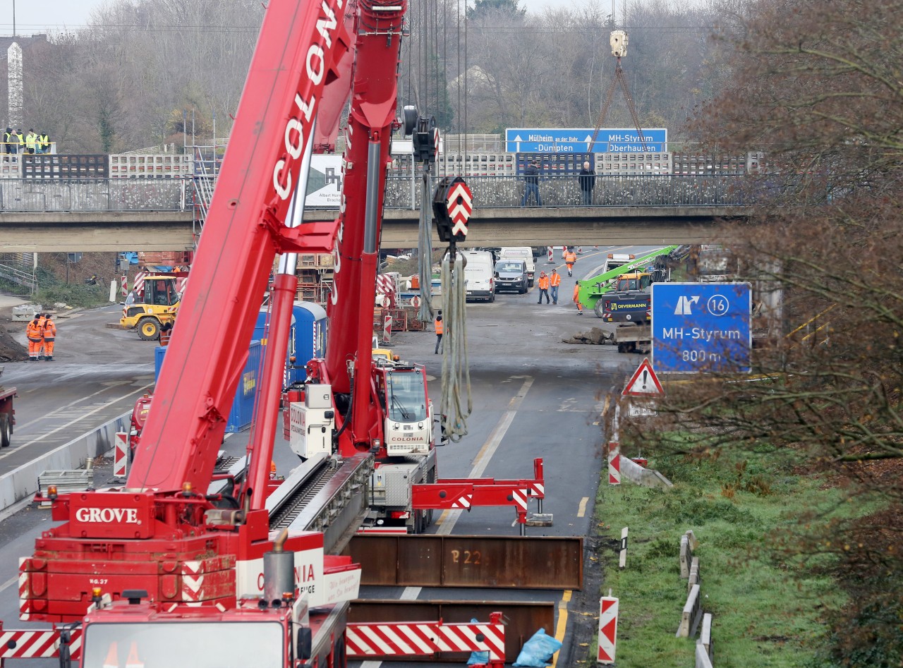 Mit einem großen Kran wurden Brückenteile für die Hilfsbrücke über die A40 eingehoben. 