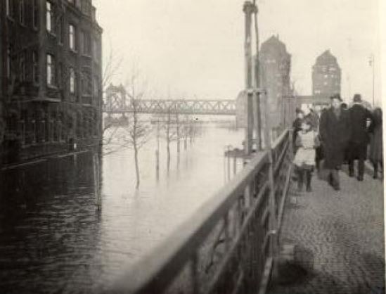 Ruhrort im Januar 1920: Die Dammstraße an der Mühlenweide war damals überschwemmt. 