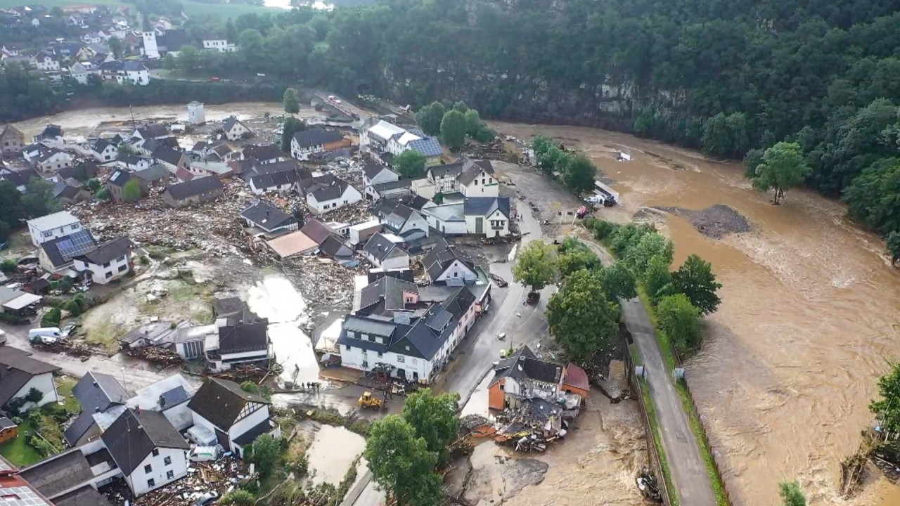 Hochwasser: Katastrophale Zustände in der Eifel. Mehrere Häuser sind eingestürzt, Menschen werden vermisst.