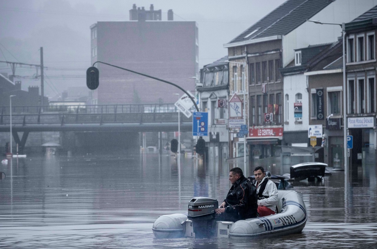 Hochwasser in Lüttich, Belgien: Zwei Männer im Gummiboot unterwegs