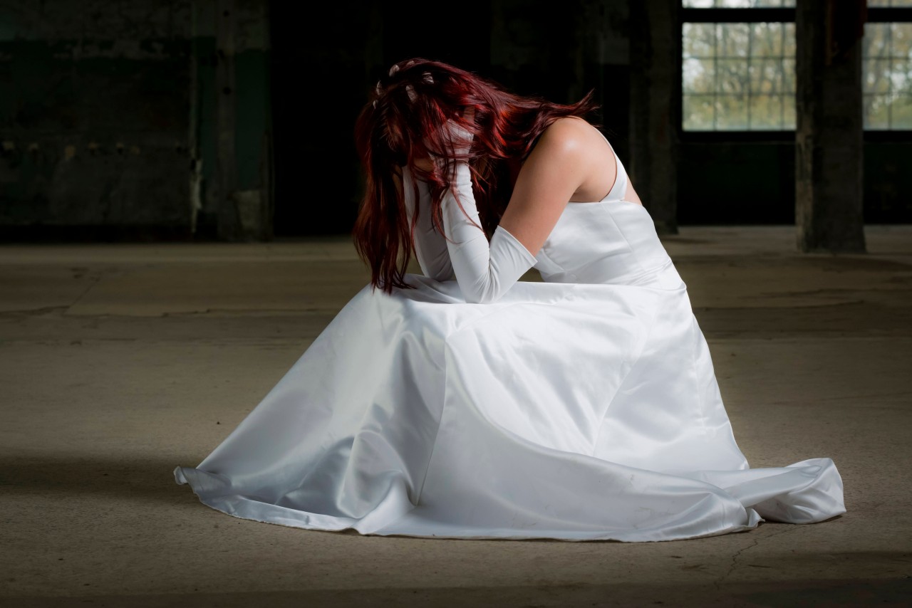 Eine Frau aus Wales bricht beim Anblick ihrer Hochzeitsfotos in Tränen aus. (Symbol)