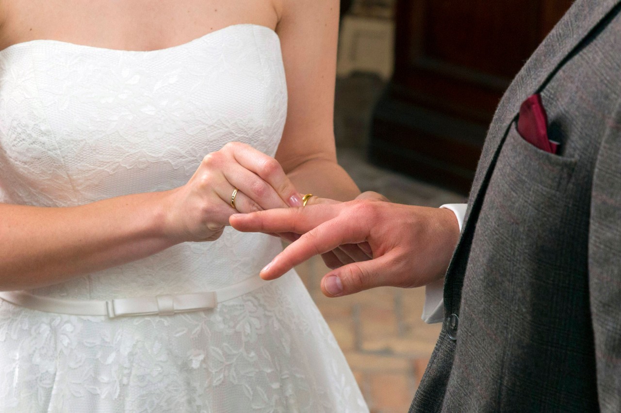Darf bei einer Hochzeit nicht fehlen: Das Brautkleid und der Anzug für den Bräutigam. (Symbolbild)
