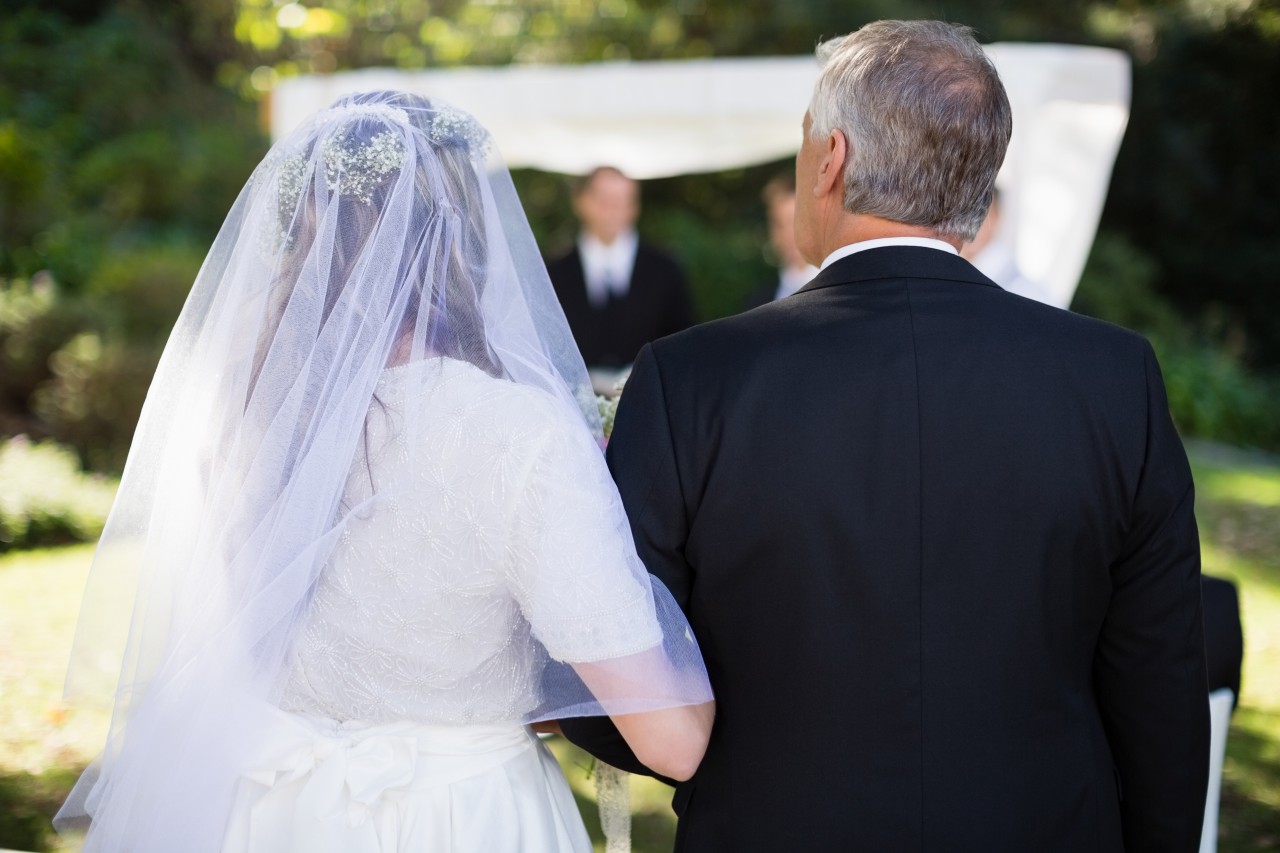 Ein Vater will seine Tochter bei ihrer Hochzeit überraschen – und das gelingt ihm auch.