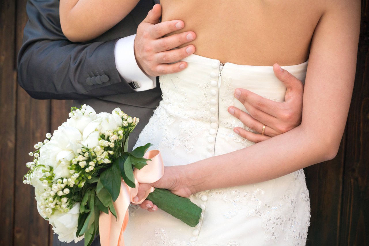 Bei einer Hochzeit gilt: Die Braut sollte mit ihrem weißen Kleid im Mittelpunkt stehen. Doch nicht überall wird diese Tradition berücksichtigt. (Symbolbild)