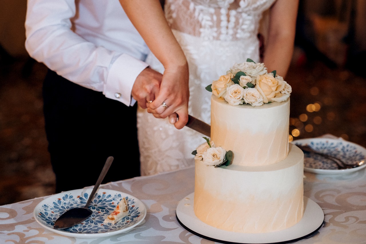 Hochzeit: Die Torte spielt an der Feier oft eine große Rolle – eine Braut erlebte jedoch ein Desaster. (Symbolfoto)