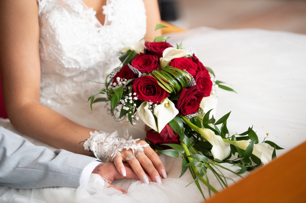 Hochzeit: Eine Braut kann nicht fassen, was ihr Zukünftiger hinter ihrem Rücken entscheidet. (Symbolbild)