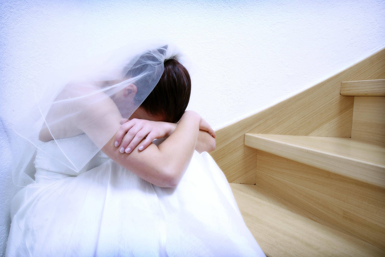 Hochzeit: Die Braut geriet außer sich, als ihr Ehemann plötzlich auf ihr Kleid urinierte. Als er sich dann noch erklären wollte, war sie entsetzt. (Symbolbild)