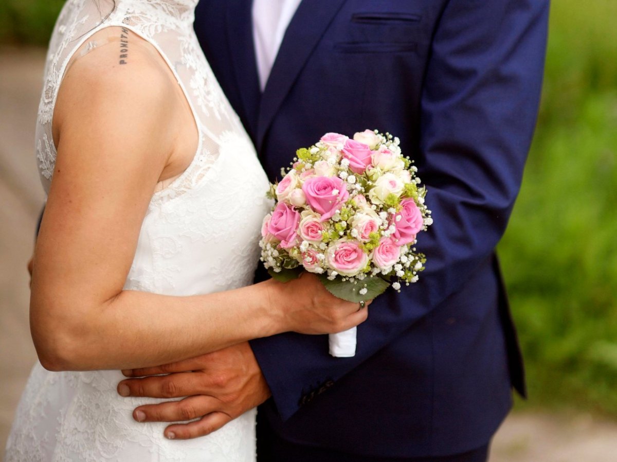 Hochzeit: Braut will Brautjungfer nur mit Perücke aufs Foto lassen