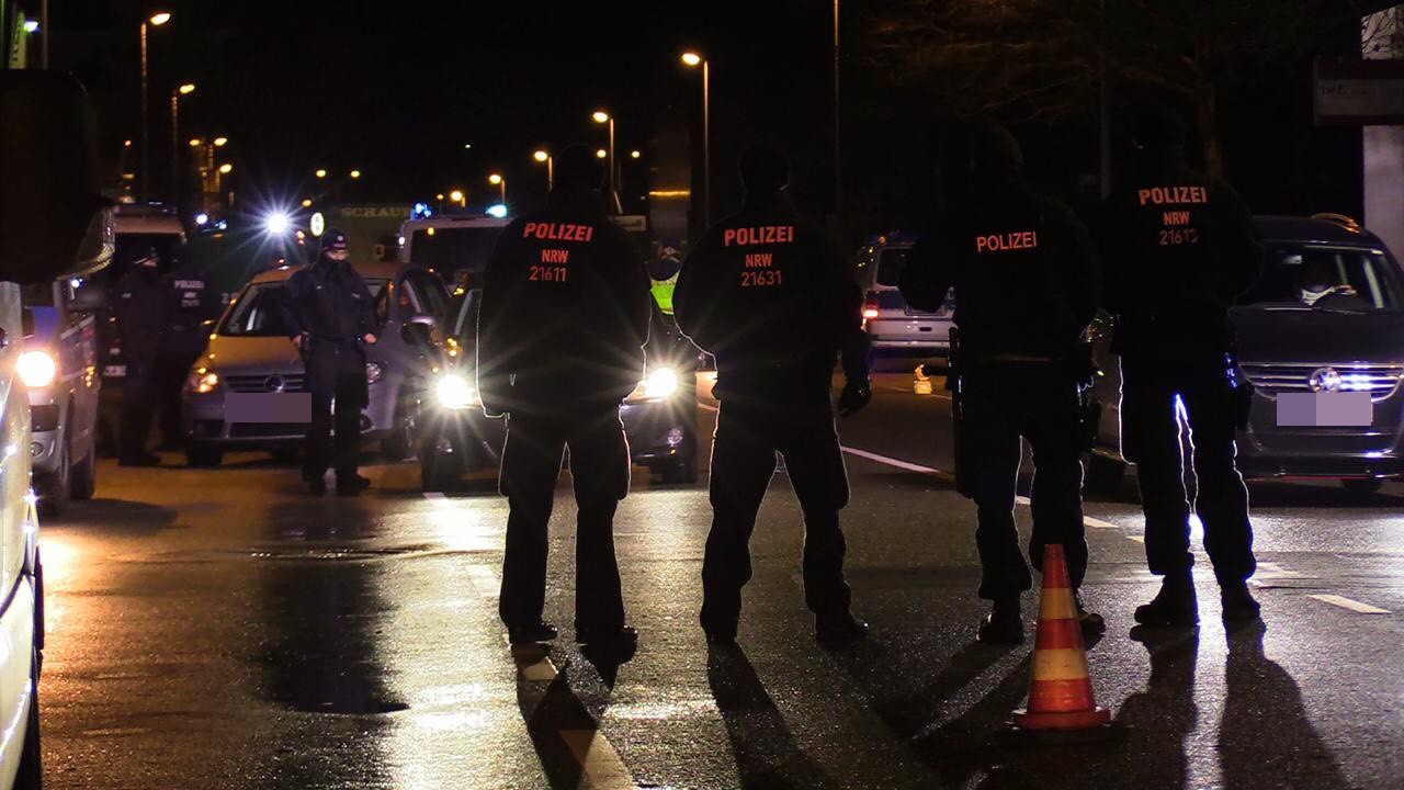 Die Polizei ist mit einem Großaufgebot bei den Hochzeiten in Mülheim vor Ort.