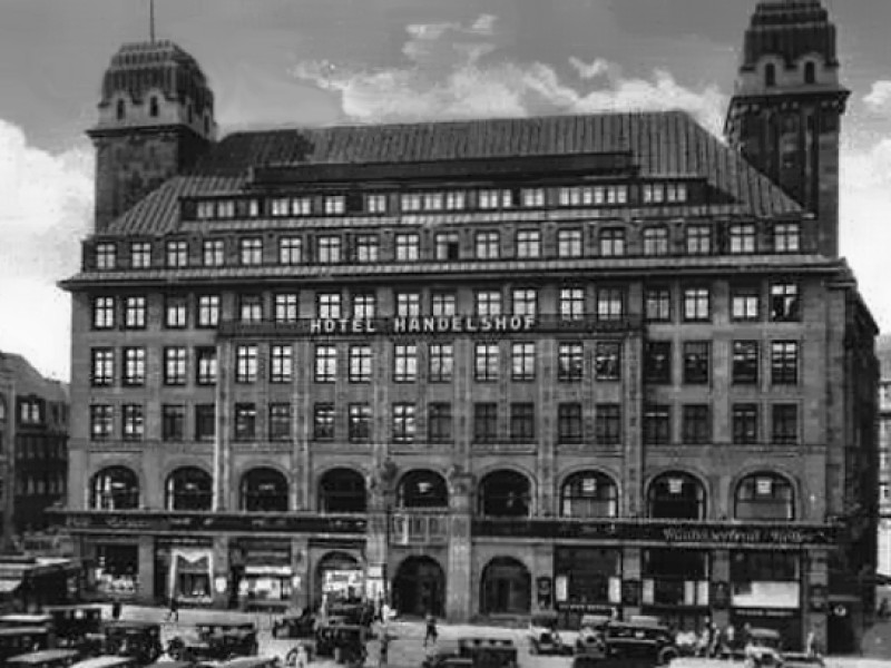 In den 1920ern hatte das Hotel seine absolute Blütezeit. Im Bierkeller „Löwenbräu“ und in der Weinstube konnte nur die gehobene Gesellschaft ihren Durst stillen. Sogar hauseigene Kühe wurden im Hinterhof des Gebäudes gehalten. 