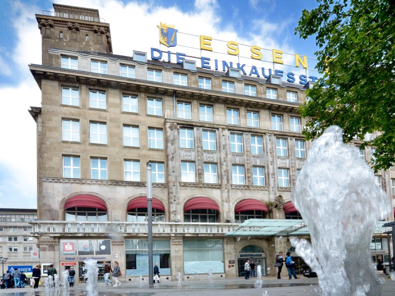 Zwischen 1983 und 2015 gehörte das Hotel der Schweizer Hotelgruppe Mövenpick. Im Jahr 1988 kam es zum Brand, jedoch wurde der Betrieb schnell wieder aufgenommen. Im Sommer 2015 gab Mövenpick bekannt, dass sie Ende des Jahres schließen. Es war erst einmal nicht klar, was mit dem Hotel passiert.