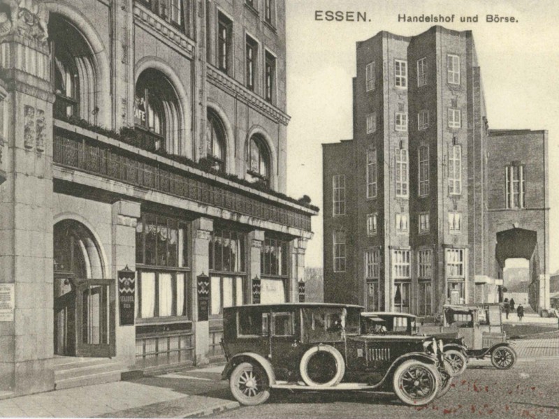 Der Handelshof wurde 1911/1912 erbaut. Die Eltern des berühmten Schauspielers Heinz Rühmann führten das Hotel von 1913 bis 1916. 
Damals befanden sich in dem Hotel rund 350 Räume, zwei Restaurants, eine Konditorei, ein Kino, mehrere Geschäfte und Büroräume. 