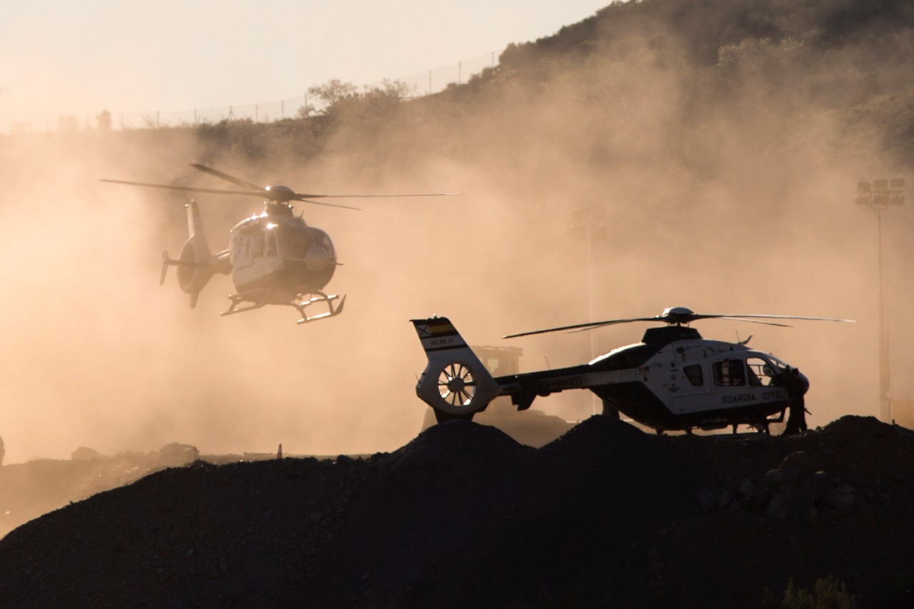 Ein Hubschrauber des Zivilschutzes landet, nachdem Rettungspersonal in Sevilla Sprengstoff für die Rettungsarbeiten des zweijährigen Julens geholt hat.