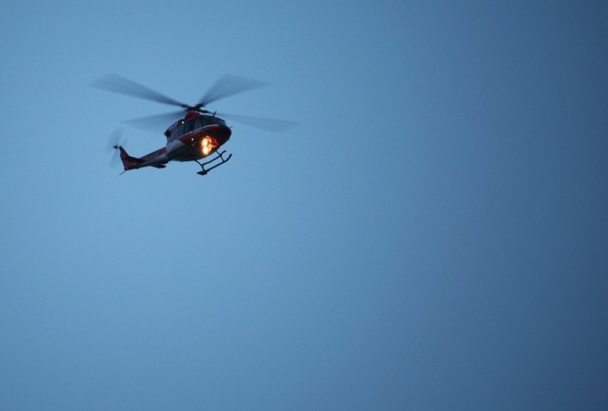 Hubschrauber Suchscheinwerfer Scheinwerfer Abend Nacht dunkel Polizei.jpg