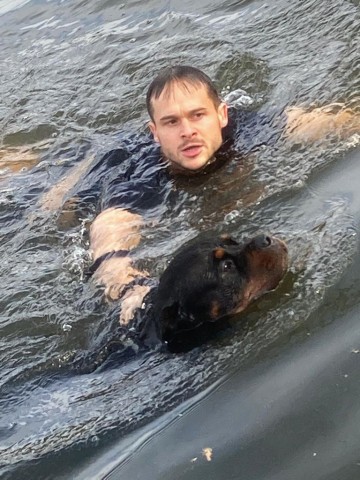 Ein Polizist springt einem Hund in den Fluss hinterher und begibt sich in eine gefährliche Situation. 