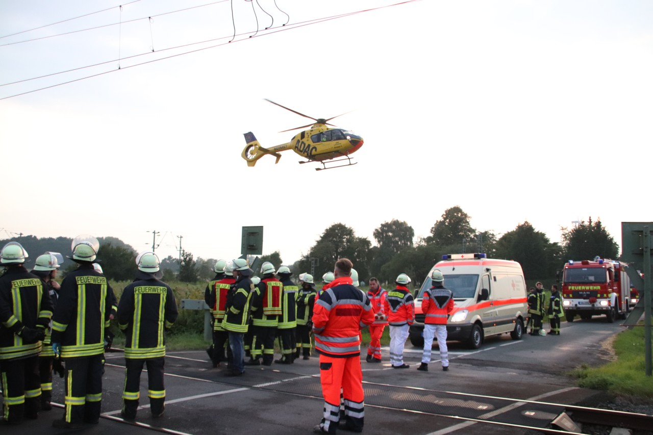 Großeinsatz in Bönen: 45 Einsatzkräfte der Feuerwehr, elf Polizeibeamte, mehrere Rettungswagen und ein Hubschrauber waren vor Ort.