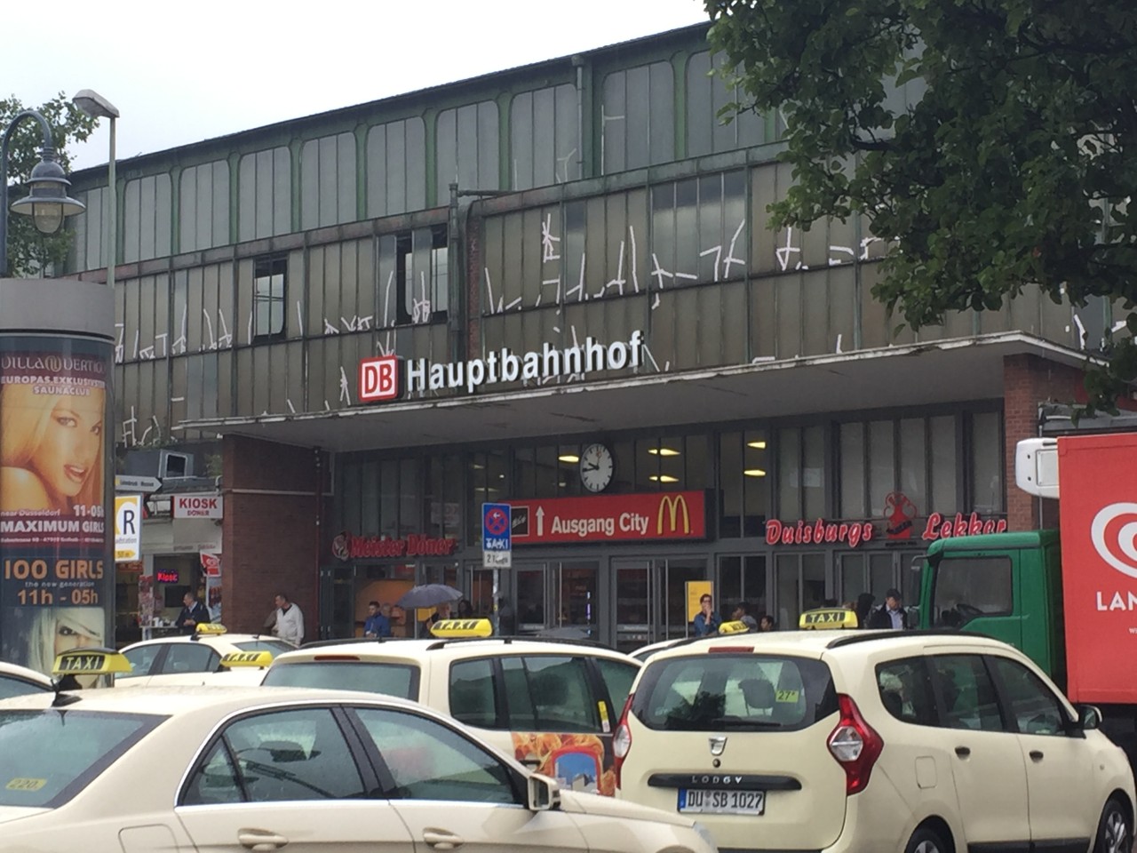 Der Duisburger Hauptbahnhof hat an den Fenstern Klebestreifen.