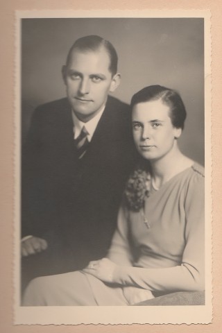 Verlobungsfoto von Hans-Jacob und Annemarie Stauder aus dem Jahr 1937. Hans-Jacob, Sohn von Caspar Stauder, half seinem Vater dabei, die Brauerei durch die Zeit des Zweiten Weltkriegs zu retten. Er nutzte später die Jahre des wirtschaftlichen Wiederaufbaus und verhalf der Brauerei dabei, weiter zu wachsen. 