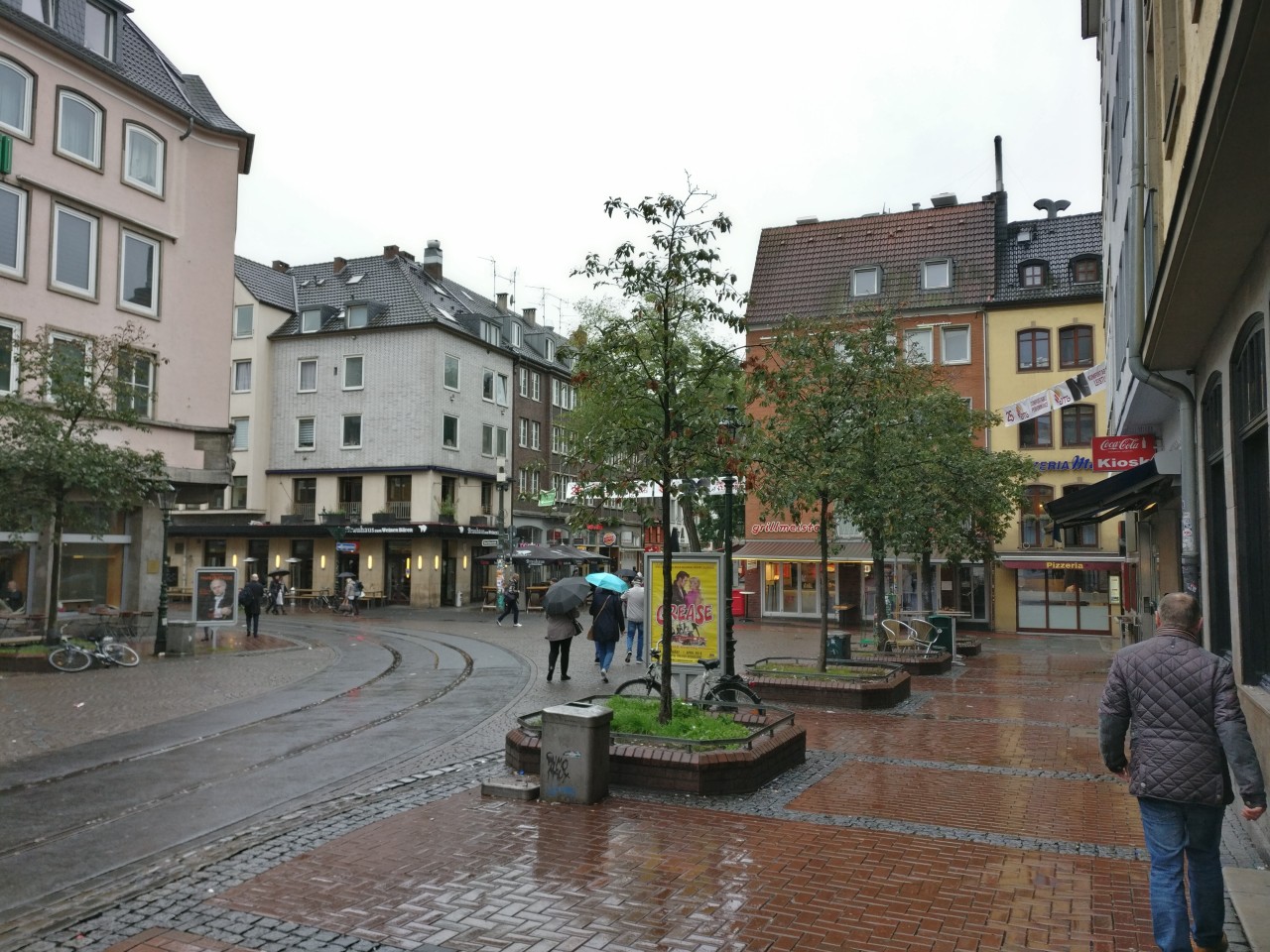 Die Düsseldorfer Partymeile auf der Bolkerstraße - rechts befindet sich der Kiosk.