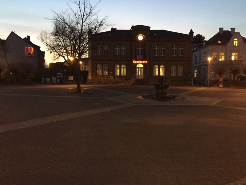 Der Kirchplatz in Mülheim-Heißen war nach 21 Uhr so gut wie leer.