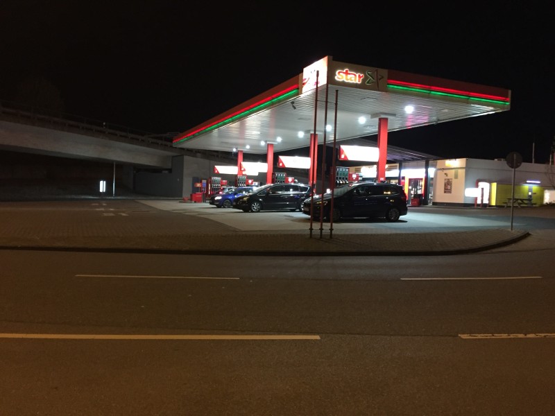 An der Tankstelle am Rhein-Ruhr-Zentrum sind fast alle Zapfsäulen besetzt.