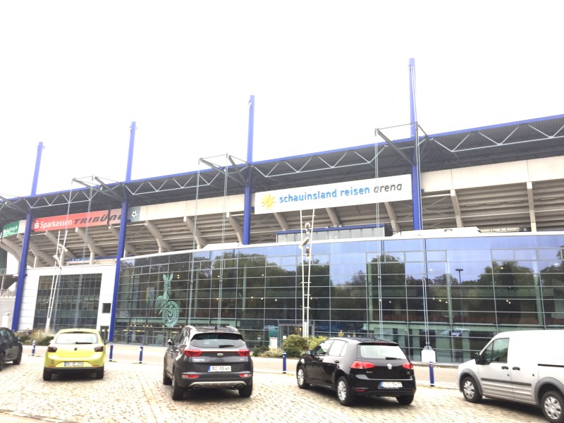 Vor der Schauinsland Arena in Duisburg ist auch eine Tafel angebracht.