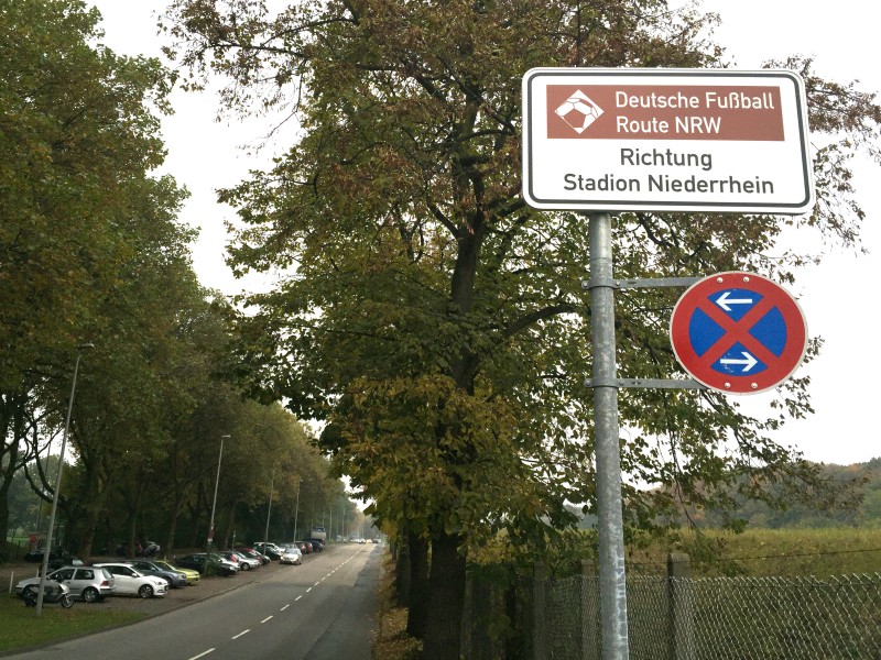 Ein Schild weist den Weg der Route  in Oberhausen.