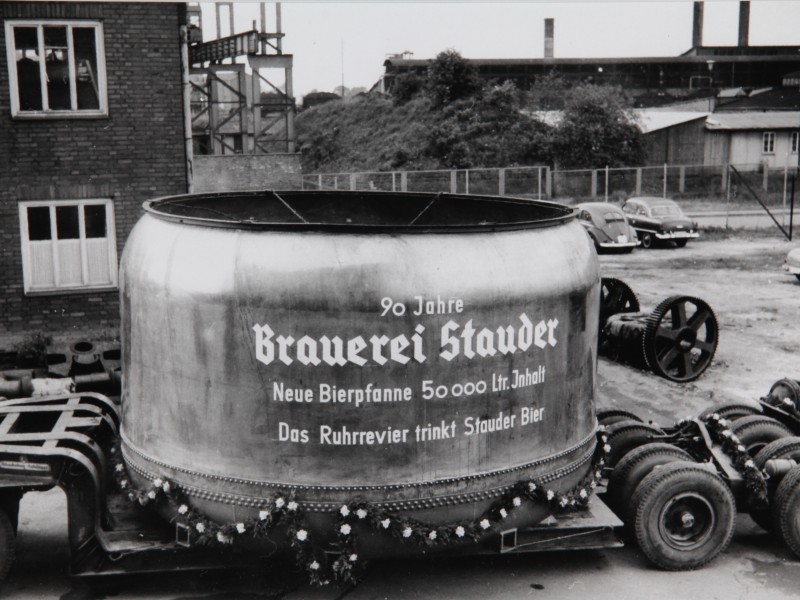 „Das Ruhrrevier trinkt Stauder  Bier“ - zum 90. Bestehen expandierte Stauder. 1957 wurde eine neue Bierpfanne eingebaut, die 50.000 Liter fasste.