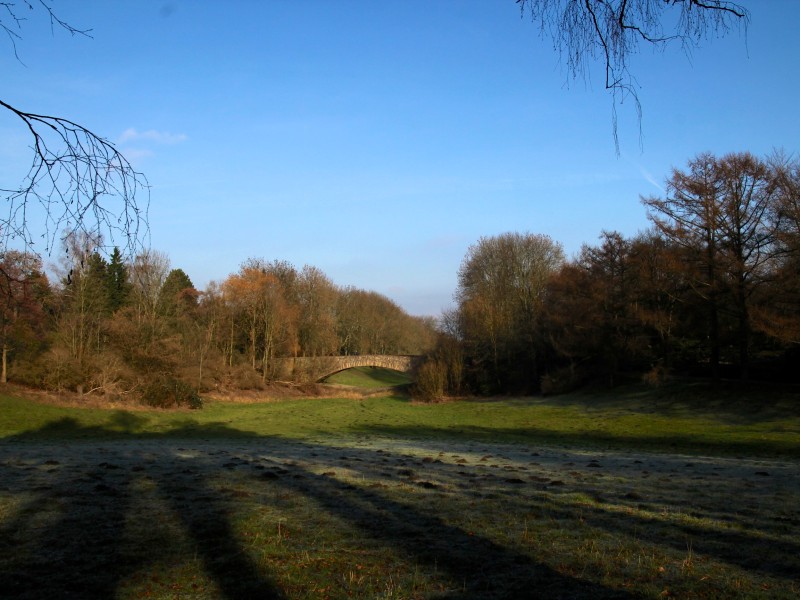 Große Grünflächen prägen den Dortmunder Hauptfriedhof.