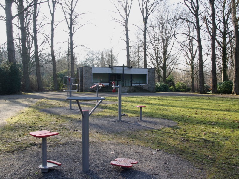Fitnessgeräte auf dem Hauptfriedhof.