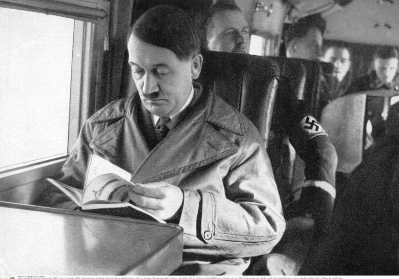 Adolf Hitler in den 1930er-Jahren in der Junkers Ju 52. Vom NS-Regime wurde Erbauer Horst Junker gezwungen, aus den Betrieben auszuscheiden.