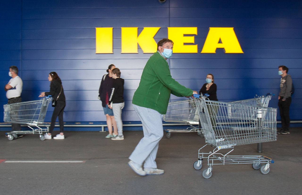 Ikea-Kunden warten vor einer Filiale auf Einlass. (Archivfoto)