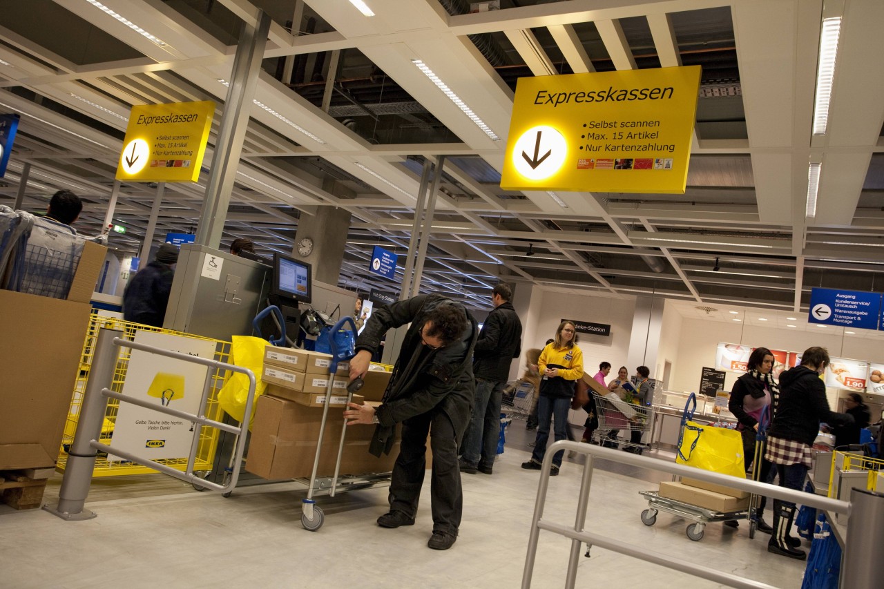 Bei Ikea können Kunden ihre Ware selbst an der Kasse einscannen. (Archivbild)