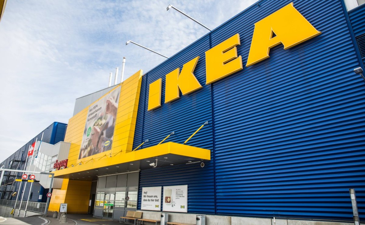 Ikea: Lange Schlangen bilden sich vor einer Ikea-Filiale in Berlin