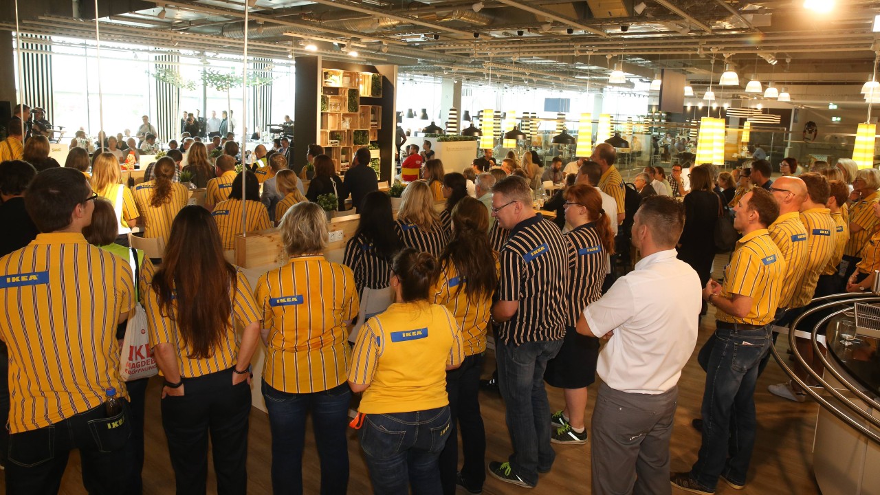 Ikea-Mitarbeiter: Die Uniform wurde einer Australierin zum Verhängnis.